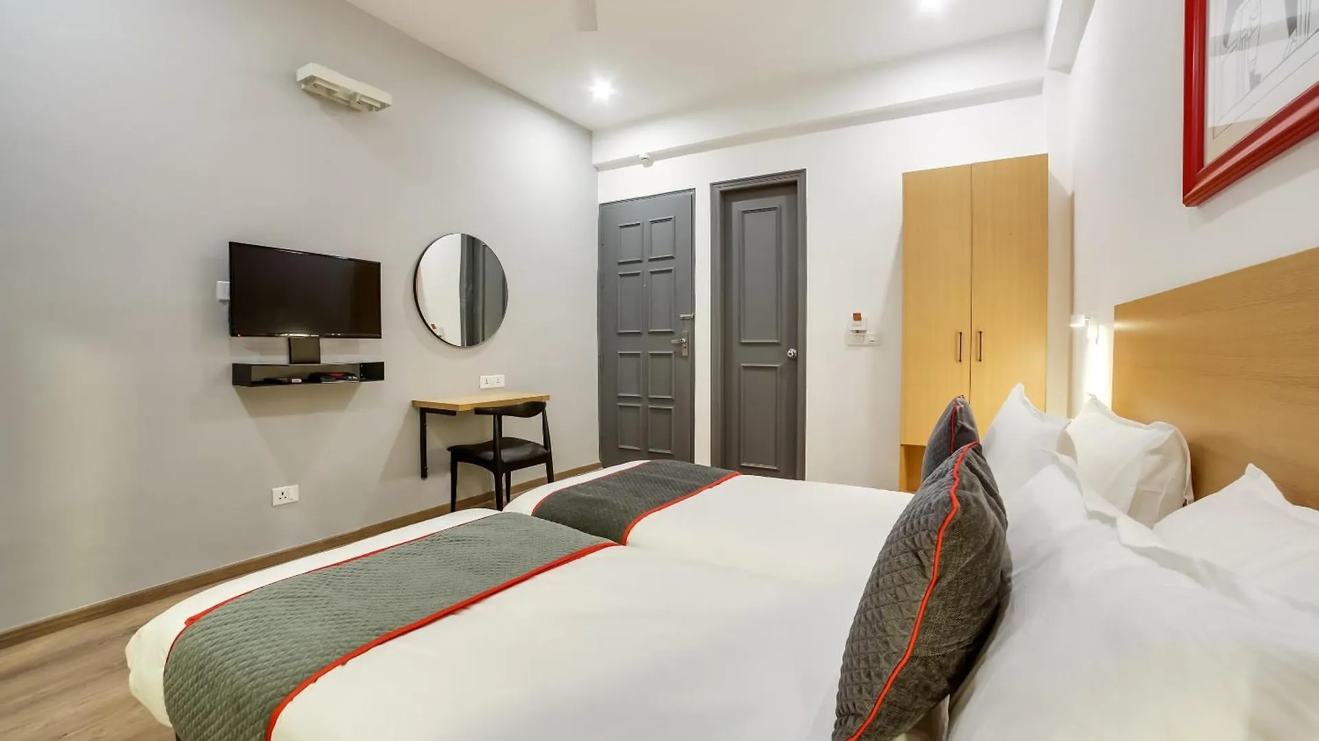 Townhouse Unitech Cyber Park Gurgaon Near Omaxe Celebration Mall Hotel